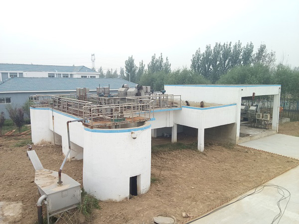 农村污水处置惩罚装备系统配套电源应为三相五线，，，，，，，隔缘电阻10兆欧以上，，，，，，，污水装备动力事情电压为380V，，，，，，，动力控制电路事情电压为220V。。。。。。？？？？？？？刂乒衲谏栌衅琳隙俗樱，，，，，，具有牢靠接境地伐，，，，，，，并预留备用的接线端子，，，，，，，柜内设有照明设施，，，，，，，并配有磨练时用电源插座。。。。。。。